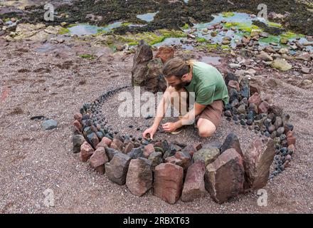 Der Landkünstler Jon Foreman kreiert eine Stein- oder Steinskulptur, European Land Art Festival, Dunbar, East Lothian, Schottland, Großbritannien Stockfoto