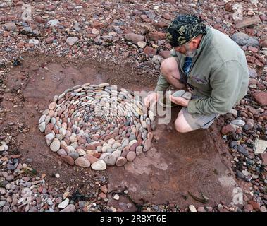 Der Landkünstler James Brunt kreiert eine Stein- oder Steinskulptur, European Land Art Festival, Dunbar, East Lothian, Schottland, Großbritannien Stockfoto