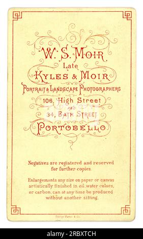 Rückseite CDV Original viktorianische CDV (Visite-Karte oder Visitenkarte) aus dem Fotostudio von W.S. Moir, das Studios in der 34 Bath St & 106 High St. hatte Portobello, in der Nähe von Edinburgh, Schottland. Datiert von 1883 bis 1887. Stockfoto
