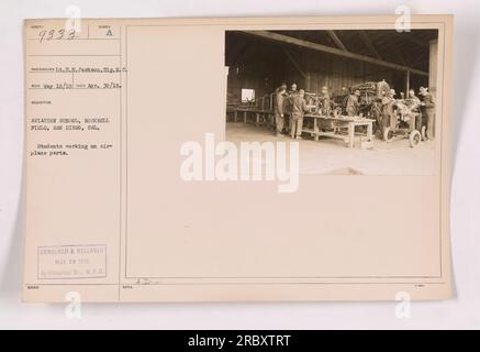 Eine Gruppe von Schülern wird während des 1. Weltkriegs an Flugzeugteilen in der Flugschule in Rockwell Field, San Diego, Kalifornien beobachtet Das Foto wurde von dem Fotografen L.E.M. gemacht Jackson, Sig.R.C. am 18. Mai 1918 und später zensiert und am 20. Mai 1918 von der Historical Branch, W.P.D. veröffentlicht Stockfoto