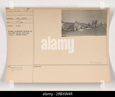 Deutsche Kriegsgefangene werden gesehen, wie sie während des Ersten Weltkriegs an der französischen Front hinter amerikanischen Linien eine Eisenbahn bauen. Dieses Foto mit der Nummer 111-SC-5794 wurde von einem Fotografen der American Expeditionary Forces (A.E.F) aufgenommen und am 1. März 1918 vom war Office of Defense an die Photo Division herausgegeben. Stockfoto
