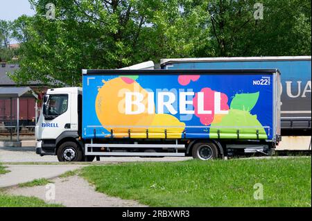 FRYDEK-MISTEK, TSCHECHISCHE REPUBLIK - 28. MAI 2023: Volvo FL 240 Lkw, der Birell alkoholfreies Bier in der Tschechischen Republik liefert Stockfoto