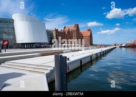 11. Juli 2023, Mecklenburg-Vorpommern, Stralsund: Blick auf die Hansakai auf der Nördlichen Hafeninsel im Hafen von Stralsund. Nach fast zwei Jahren Renovierung wird das Hansakai mit einer neuen 200 Meter langen Treppe zum Wasser am Dienstagnachmittag (4 Uhr) auf der Northern Harbor Island in Stralsund offiziell eröffnet. Die Gesamtkosten der Arbeiten, die Anfang September 2021 begonnen haben, belaufen sich auf rund 15,5 Millionen Euro, wobei die Stadt einen Anteil von 1,4 Millionen Euro ausmacht. Der Löwenanteil wurde durch ein Bundesprogramm bereitgestellt, wobei auch der Staat einen Beitrag leistete. Foto: Stefan S. Stockfoto