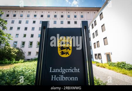 Heilbronn, Deutschland. 11. Juli 2023. Ein Schild weist auf den Eingang des Landesgerichts Heilbronn. Der Prozess mit 200 Kilogramm Kristallmeth begann heute am Heilbronn Bezirksgericht. Die 1988 und 1989 geborenen Angeklagten sollen unter anderem von 2021 bis 2022 in Binswangen (Bayern), Sinsheim (Rhein-Neckar-Bezirk), Sindelfingen (Böblingen-Bezirk) und Heilbronn - der damals größte Fund Deutschlands - mit Crystal Meth gehandelt haben. Kredit: Christoph Schmidt/dpa/Alamy Live News Stockfoto