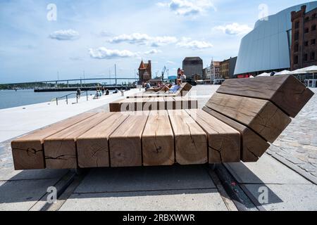 11. Juli 2023, Mecklenburg-Vorpommern, Stralsund: Blick auf einen Sitzplatz auf der Hansakai auf der Nördlichen Hafeninsel im Hafen von Stralsund. Nach fast zwei Jahren Renovierung wird die Hansakai mit einer neuen 200 Meter langen Treppe zum Wasser am Dienstagnachmittag (4 Uhr) auf der Nördlichen Hafeninsel in Stralsund offiziell eröffnet. Die Gesamtkosten der Arbeiten, die Anfang September 2021 begonnen haben, belaufen sich auf rund 15,5 Millionen Euro, wobei die Stadt einen Anteil von 1,4 Millionen Euro ausmacht. Der Löwenanteil wurde durch ein Bundesprogramm bereitgestellt, wobei auch der Staat einen Beitrag leistete. Foto: Stockfoto