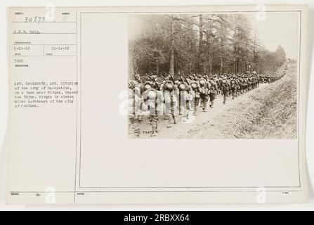 Soldaten der 1. Ingenieure, 1. Division der Besatzungsarmee, sind auf einer Straße in der Nähe von Wirges, jenseits des Rheins während des Ersten Weltkriegs, zu sehen. Wirges liegt 11 km nordöstlich von Coblenz. Dieses Foto wurde am 14. Dezember 1918 herausgegeben. Stockfoto