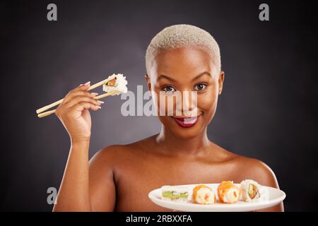 Sushi, japanische Speisen und Frauenporträt mit Lachs, Reis und Essstäbchen zum Essen einer Platte mit Fisch, Meeresfrüchten oder Luxus. Gesundes Mittagessen oder Teller Stockfoto