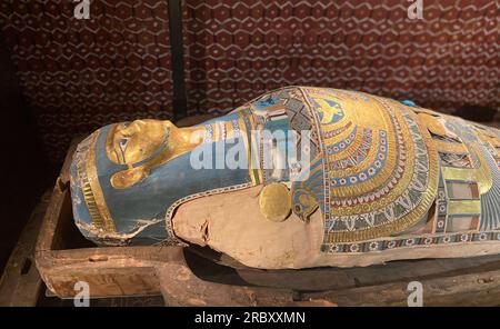 Stockholm, Schweden - Juni 11 2023: Ägyptische Mumien und Sarkophage in Medelhavsmuseet. Stockfoto