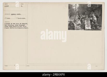 Sergeant Paddy Ryan arbeitet in der Küche des Bois de Nonsard in Nonsard, Frankreich. Das Foto wurde 1918 vom Signalkorps aufgenommen. Ryan war Teil der Hauptquartier-Kompanie, 2. Feldsignalbataillon, 1. Division. Stockfoto