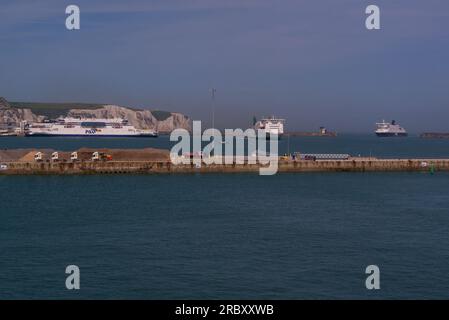 Blick über den Fährhafen von Dover vom Kreuzfahrtanleger mit festgelegter P&O-Fähre, Abfahrt der irischen Fähre und Ankunft der DFDS-Fähre Kent England UK an einem wunderschönen Tag Stockfoto