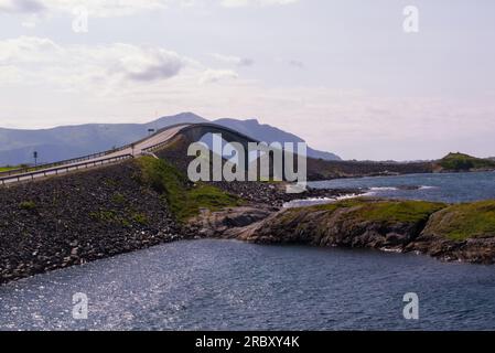 Die Atlantic Road Averøy Municipality in Møre Og Romsdal County Norway Europe wurde zum schönsten Roadtrip der Welt zwischen den Villen Bud und Kårvåg gewählt Stockfoto