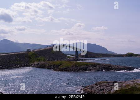 Die Atlantic Road Averøy Municipality in Møre Og Romsdal County Norway Europe wurde zum schönsten Roadtrip der Welt zwischen den Villen Bud und Kårvåg gewählt Stockfoto