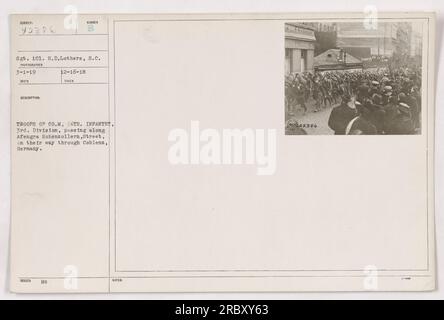 Sergeant 101, H.D. Lothers, hat dieses Foto am 3. Januar 1919 aufgenommen. Hier sehen Sie Truppen von Kompanie M, 4. Infanterie, 3. Division, marschieren durch Coblenz, Deutschland, auf der Afengra Hohenzollern Straße. Dieses Bild wurde am 16. Dezember 1918 unter der MC-Nummer 42386 veröffentlicht." Stockfoto