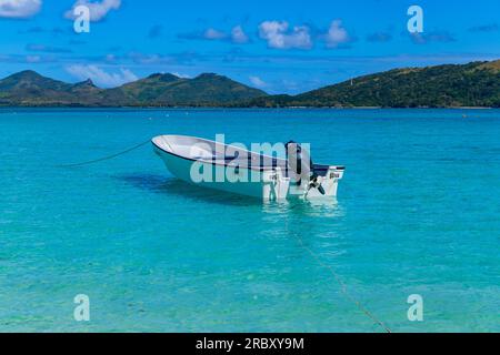 Nacula; Fidschi: 25. Juni; 2023: Boot am atemberaubenden idyllischen blauen Lagunenstrand auf der Insel Yasawa auf Fidschi im Südpazifik Stockfoto