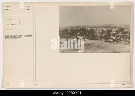 Camp Lewis am American Lake, Washington, ist auf diesem Foto aus dem Jahr 1919 festgehalten. Das Bild zeigt das Camp aus einer erhöhten Perspektive und zeigt das Layout und die Infrastruktur, die vom amerikanischen Militär während des Ersten Weltkriegs verwendet wurden C AU. Hinweise der Redaktion geben die Aufgabennummer und die Beschreibung an. Stockfoto