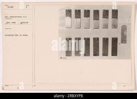 Amerikanische Soldaten führten im Ersten Weltkrieg einen Korrosionstest an Stahl durch. Das Foto wurde von Sergeant Schachelford im Dezember 1918 aufgenommen. Das Bild ist Teil der Serie 111-SC-31251 und wurde am 21. Dezember 1918 empfangen. Die Soldaten werden gesehen, wie sie den Stahl auf Anzeichen von Korrosion prüfen und ihn als Symbol für die Untersuchung der Materialbeständigkeit verwenden. Stockfoto