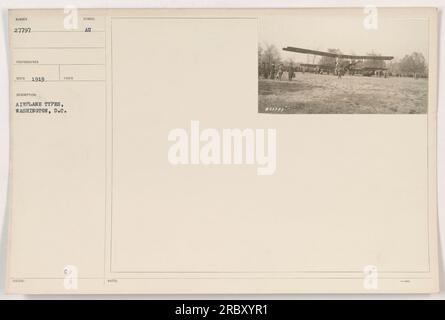 World war One Foto von verschiedenen Flugzeugtypen in Washington, D.C. Das Bild mit der Nummer 27797 wurde 1919 vom Fotografen ECO aufgenommen. Die Flugzeuge auf dem Bild stellen verschiedene Modelle dar, die während des Krieges verwendet wurden. Der Titel enthält ein Symbol, das angibt, dass es sich um militärische Aktivitäten in den Vereinigten Staaten während dieses Zeitraums handelt. Zusätzliche Hinweise, die als „AU“ markiert sind, sind ebenfalls vorhanden, wobei Nr. 27797 erwähnt wird. Stockfoto