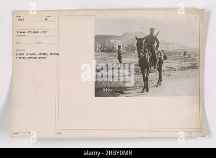 Griechische Kavalleriewache patrouilliert während des Ersten Weltkriegs auf den Champs de Mars in Athen, Griechenland. Dieses Foto mit der Nummer 8667 wurde von einem offiziellen französischen Fotografen aufgenommen. Hinweise weisen darauf hin, dass das Foto als Teil einer Serie mit der Bezeichnung 08667 F.G915 ausgegeben wurde. Stockfoto