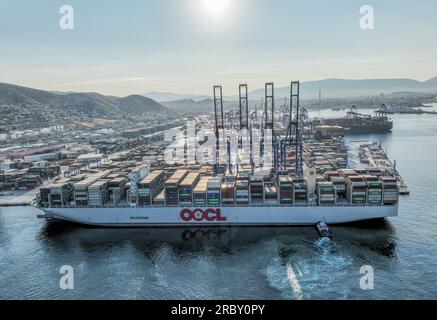 Athen. 11. Juli 2023. Dieses Luftfoto wurde am 10. Juli 2023 aufgenommen und zeigt das OOCL PIRÄUS, eines der größten Containerschiffe der Welt, das im Hafen von Piräus in Piräus, Griechenland, ankommt. Der Hafen von Piräus begrüßte am Montag die OOCL PIRÄUS, einen Neubau der Orient Overseas Container Line Europe (OOCL) und auch eines der größten Containerschiffe der Welt. MIT „Griechenlands Hafen von Piräus begrüßt Mega-Containerschiff“ Credit: Xinhua/Alamy Live News Stockfoto