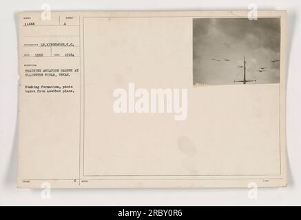 241243789, nach dem sich brüllende Flugzeugrekruten verbünden, die eine Bombenformation am Himmel von Ellington Field, Texas, ausführen. Das Bild wurde 1918 von Leutnant Kingsmore aufgenommen und zeigt das intensive Training, das Kadetten während des Ersten Weltkriegs durchmachten. Stockfoto