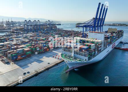 Athen. 11. Juli 2023. Dieses Luftfoto wurde am 10. Juli 2023 aufgenommen und zeigt das OOCL PIRÄUS, eines der größten Containerschiffe der Welt, das im Hafen von Piräus in Piräus, Griechenland, ankommt. Der Hafen von Piräus begrüßte am Montag die OOCL PIRÄUS, einen Neubau der Orient Overseas Container Line Europe (OOCL) und auch eines der größten Containerschiffe der Welt. MIT „Griechenlands Hafen von Piräus begrüßt Mega-Containerschiff“ Credit: Xinhua/Alamy Live News Stockfoto