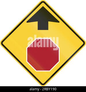 US-Straßenwarnschild: Stoppschild voraus Stockfoto