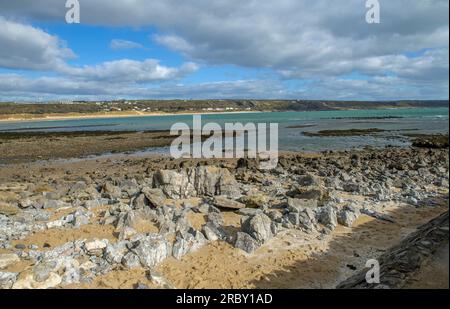 Blick auf die Strände Port Eynon und Horton über den felsigen Felsvorsprung auf der beliebten Gower Peninsula AONB an der Südwales Küste Stockfoto