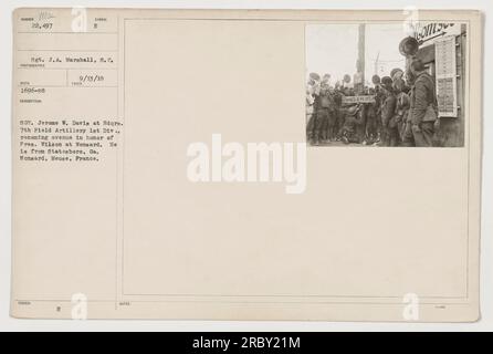 Sgt. Jerome W. Davis aus Statesboro, Georgia, von der 7. Feldartillerie, 1. Division, hat am 13. September 1918 eine Straße zu Ehren von Präsident Wilson in Nonsard, Monsard, Mause, Frankreich umbenannt. Das Foto zeigt ihn in der Nähe der neu umbenannten Straße. Stockfoto