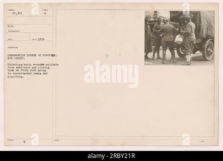 Soldaten, die aus Krankenwagen entladen und 1919 auf eine Fähre in Hoboken, New Jersey, verlegt wurden. Die Soldaten sind schwer verwundet und werden zur Behandlung in Genesungslager und Krankenhäuser geschickt. Stockfoto