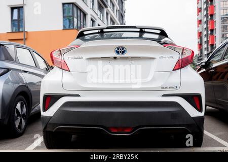 Minsk, Belarus, Juli 2023 – Rückansicht Toyota Elektroauto C-HR EV. Weißer Luxuswagen Stockfoto