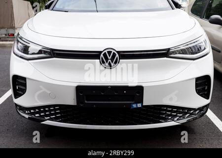 Minsk, Weißrussland, Juli 2023 - Frontsichtscheinwerfer Volkswagen ID.4 Elektrofahrzeug auf Parkplatz Stockfoto