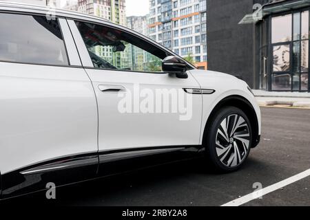 Minsk, Belarus, Juli 2023 - Volkswagen ID.4 Elektroauto auf Parkplatz. Ökologischer Transport Stockfoto