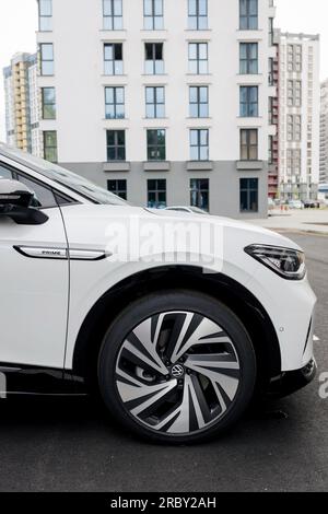 Minsk, Weißrussland, Juli 2023 - vw neue ID 4 suv Elektroauto deutscher volkswagen Stockfoto