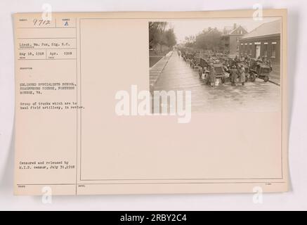 Spezialisten für den Chauffeurkurs in der Festung Monroe, Virginia, führen eine Überprüfung der LKWs durch, die für den Transport der Feldartillerie geplant sind. Lieutenant William Pox vom Signalkorps ist abgebildet. Foto aufgenommen am 1918. April in der "Enlisted Specialists School". Zensiert und veröffentlicht vom M.I.B-Zensor am 31. Juli 1918." Stockfoto