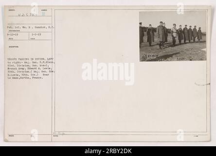 Pvt. 1cl. Wm. B. Gunshor vom Signalkorps hat dieses Foto am 12. März 1919 aufgenommen. Das Bild zeigt Truppen, die im Rückblick mit Generalmajor E.F. vorbeigehen Glenn von der 83. Division, General Mazel von der französischen Armee und Major General Edward M. Lewis von der 30. Division, auch bekannt als die Mardi Gras Division. Das Hotel liegt in der Nähe von Le Mans, Sarthe, in Frankreich. Stockfoto