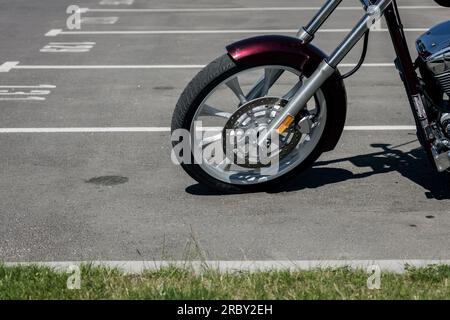 Minsk, Weißrussland, Juli 2023 - Räder eines von Honda hergestellten Motorrads auf dem Parkplatz Stockfoto