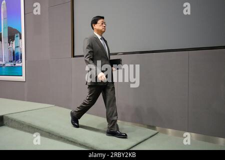 Hongkong, China. 11. Juli 2023. John Lee (Lee Ka-Chiu) verlässt die Mediensitzung. Der Geschäftsführer von Hongkong, John Lee (Lee Ka-Chiu), trifft sich vor der Sitzung des Exekutivrats am 11. Juli mit Medien und Journalisten. John Lee spricht während der Mediensitzung über die bevorstehende Policy Address des Chief Executive. (Foto: Michael Ho Wai Lee/SOPA Images/Sipa USA) Guthaben: SIPA USA/Alamy Live News Stockfoto