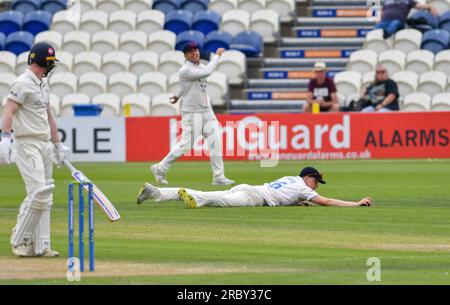 Hove UK 11. Juli 2023 - Jack Carson von Sussex taucht während des zweiten Tages des Cricket-Spiels der LV= Insurance County Championship auf dem 1. Central County Ground in Hove ab: Credit Simon Dack /TPI/ Alamy Live News Stockfoto