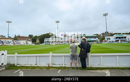 Hove UK 11. Juli 2023 - Zuschauer sehen Sussex in düsterer Verfassung gegen Derbyshire während des zweiten Tages des Cricket-Spiels LV= Insurance County Championship auf dem 1. Central County Ground in Hove: Credit Simon Dack /TPI/ Alamy Live News Stockfoto