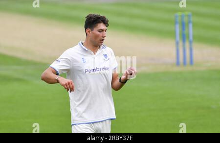 Hove UK 11. Juli 2023 - Aristides Karvelas von Sussex am 2. Tag des Cricket-Spiels LV= Insurance County Championship gegen Derbyshire auf dem 1. Central County Ground in Hove : Credit Simon Dack /TPI/ Alamy Live News Stockfoto