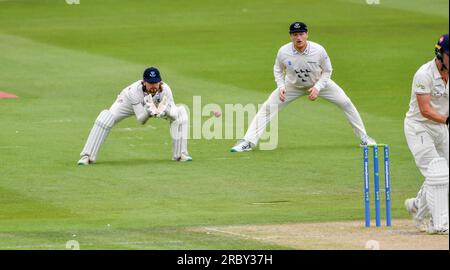 Hove UK 11. Juli 2023 - Sussex Wicketkeeper Oli Carter neben Tom Alsop am 2. Tag des LV= Insurance County Championship Cricket-Spiels gegen Derbyshire auf dem 1. Central County Ground in Hove : Credit Simon Dack /TPI/ Alamy Live News Stockfoto