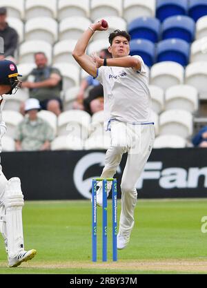 Hove UK 11. Juli 2023 - Aristides Karvelas Bowling für Sussex gegen Derbyshire am 2. Tag des LV= Insurance County Championship Cricket Match auf dem Central County Ground 1. in Hove : Credit Simon Dack /TPI/ Alamy Live News Stockfoto
