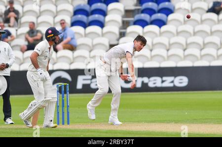 Hove UK 11. Juli 2023 - Aristides Karvelas Bowling für Sussex gegen Derbyshire am 2. Tag des LV= Insurance County Championship Cricket Match auf dem Central County Ground 1. in Hove : Credit Simon Dack /TPI/ Alamy Live News Stockfoto
