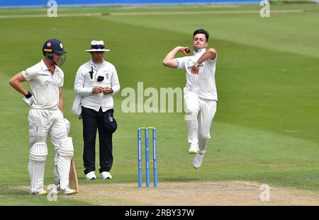 Hove UK 11. Juli 2023 - Tom Haines Bowling für Sussex gegen Derbyshire am 2. Tag des Cricket-Spiels LV= Insurance County Championship auf dem 1. Central County Ground in Hove : Credit Simon Dack /TPI/ Alamy Live News Stockfoto
