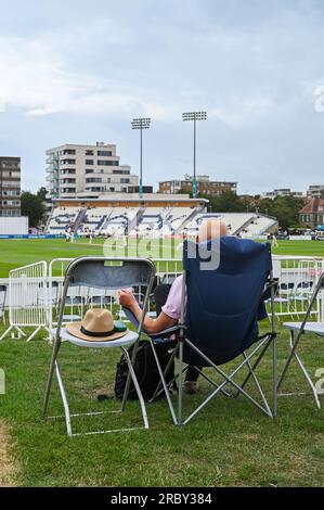 Hove UK 11. Juli 2023 - Zuschauer sehen Sussex in düsterer Verfassung gegen Derbyshire während des zweiten Tages des Cricket-Spiels LV= Insurance County Championship auf dem 1. Central County Ground in Hove: Credit Simon Dack /TPI/ Alamy Live News Stockfoto