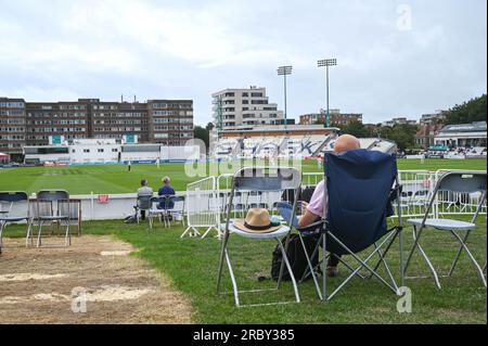 Hove UK 11. Juli 2023 - Zuschauer sehen Sussex in düsterer Verfassung gegen Derbyshire während des zweiten Tages des Cricket-Spiels LV= Insurance County Championship auf dem 1. Central County Ground in Hove: Credit Simon Dack /TPI/ Alamy Live News Stockfoto