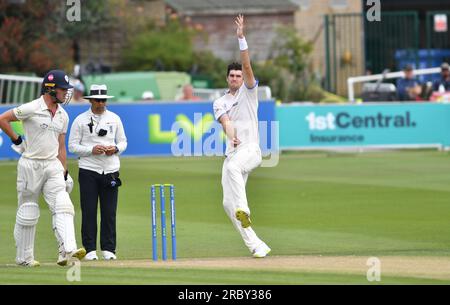Hove UK 11. Juli 2023 - Henry Shipley Bowling für Sussex gegen Derbyshire am 2. Tag des LV= Insurance County Championship Cricket-Spiels auf dem 1. Central County Ground in Hove : Credit Simon Dack /TPI/ Alamy Live News Stockfoto