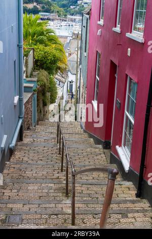 Farbenfrohe Stufenansicht von Dartmouth: Blick auf die Treppe hinunter, die über der Stadt mit der höheren Straße in der malerischen Stadt Devon Dartmouth verbunden ist, mit Kingwear Stockfoto