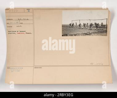 Amerikanische Soldaten der Fünften Marines üben im Ersten Weltkrieg in Damblain in Frankreich Bajonett. Das Foto wurde am 1. März 1918 von dem Fotografen aufgenommen, der als RECO identifiziert wurde. Das Bild zeigt die Soldaten, die an Übungen mit ihren Bajonetten teilnehmen. Stockfoto