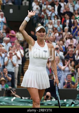 London, Großbritannien. 11. Juli 2023. Die tschechische Marketa Vondrousova feiert den Sieg in ihrem Viertelfinale gegen die amerikanische Jessica Pegula bei den Wimbledon-Meisterschaften 2023 in London am Dienstag, den 11. Juli 2023. Foto: Hugo Philpott/UPI Credit: UPI/Alamy Live News Stockfoto